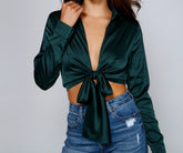 Haut élégant et raffiné à col noué sur le devant